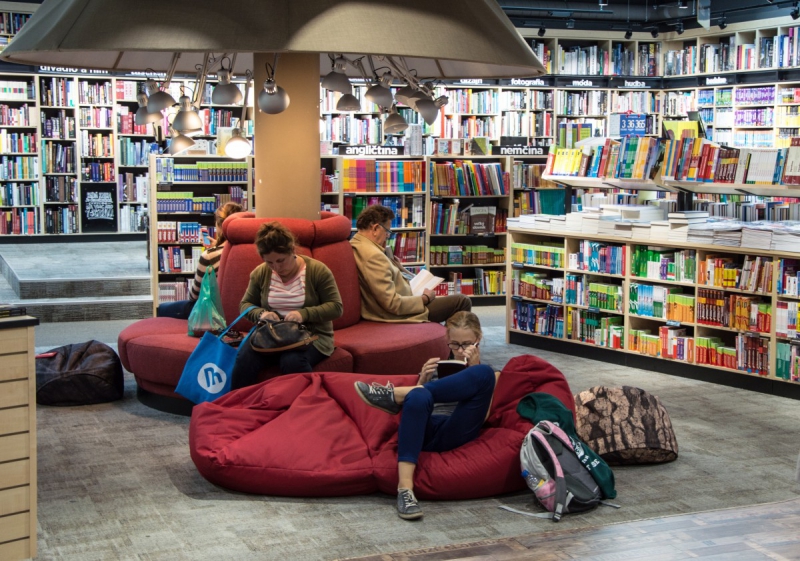 boutique-GILETTE-min_books_bookstore_book_reader_readers_reading_shop_sale_books-849006