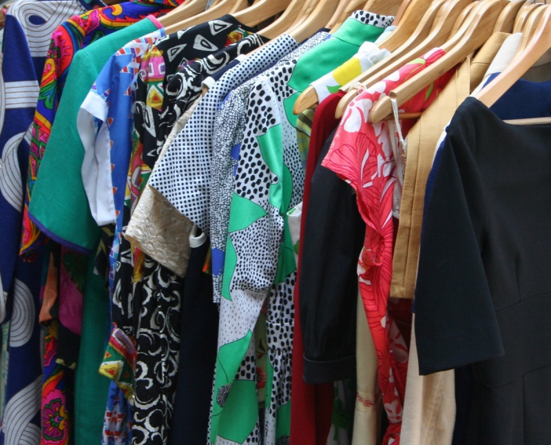 boutique-GILETTE-min_dresses_apparel_clothing_clothes_clothes_hangers_wooden_hangers_retail_shop_closet-1149845
