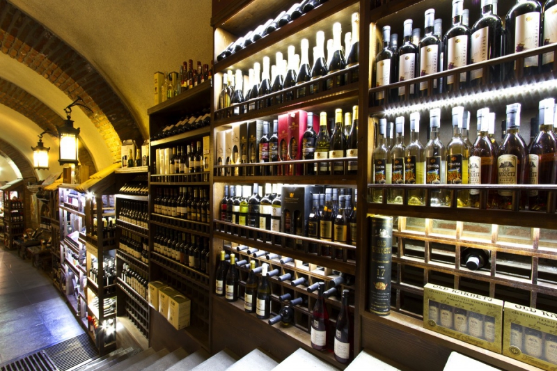 boutique-GILETTE-min_world_street_travel_shop_canon_georgia_wine_bottles-429767